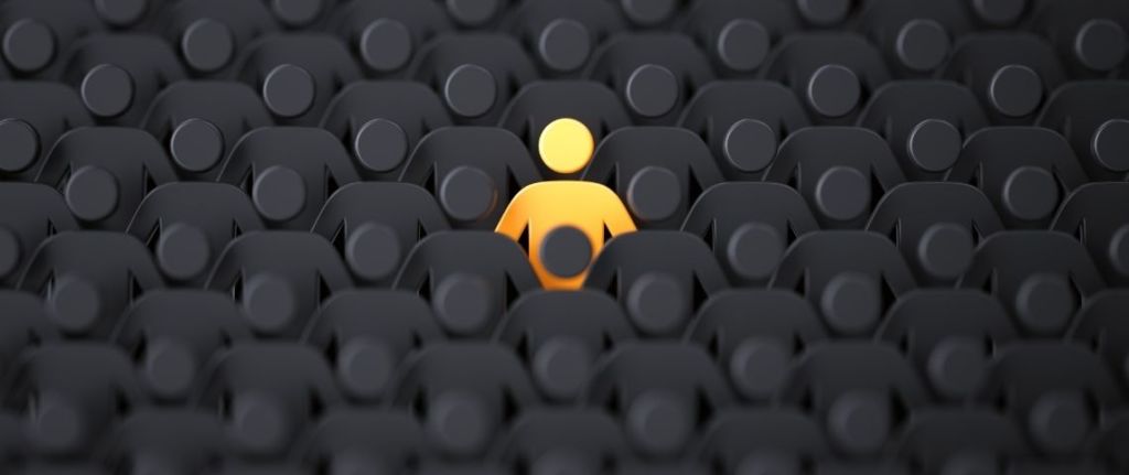 Foule de légo noir, avec un légo jaune qui se démarque
